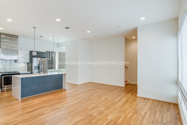 Building Photo - 1509 S Akard St