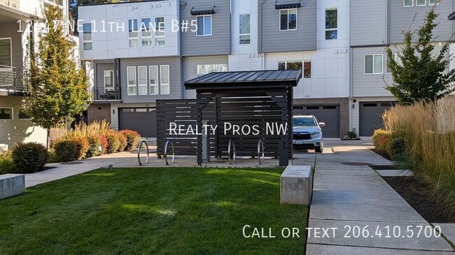 Building Photo - 12447 NE 11th Ln