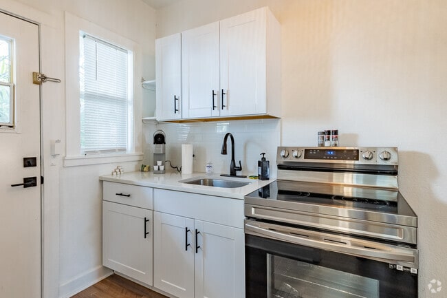 Studio, 1BA - 440SF - Kitchen - 805 4th Ave N, St. Petersburg, FL 33701