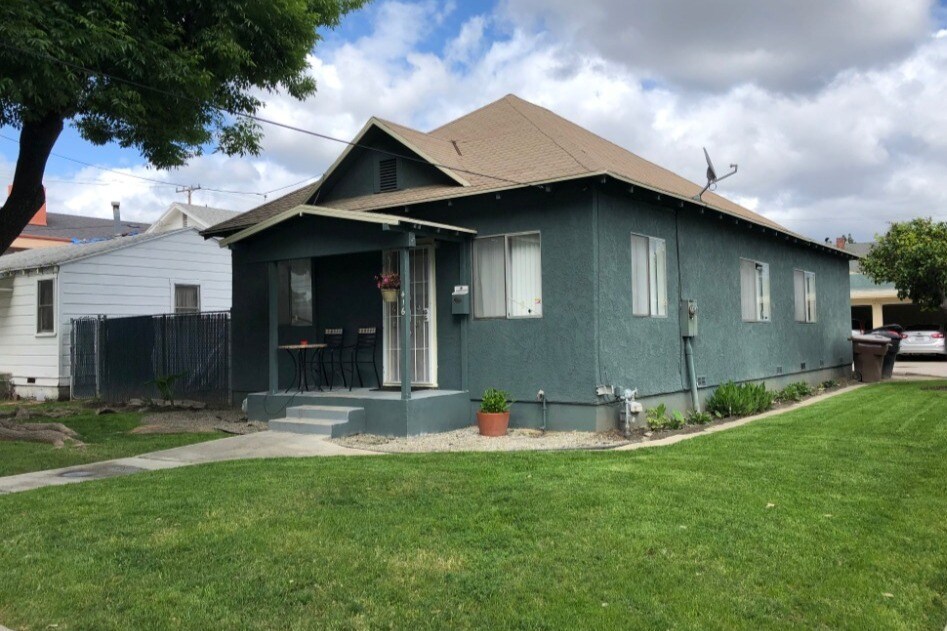 3 habitaciones con patio trasero y delantero - 1bd 1ba cottage 412-416 Claudina St