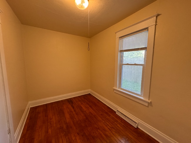 Building Photo - 806 S 32nd St