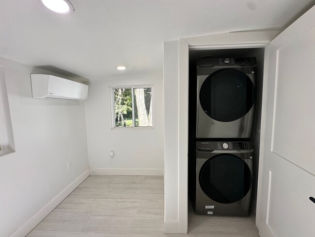 Building Photo - Cozy 1-Bedroom Cottage | All Utilities Included | Pet-Friendly