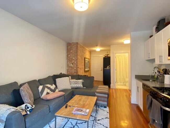 Foto del edificio - Spacious two bedroom in Brookline