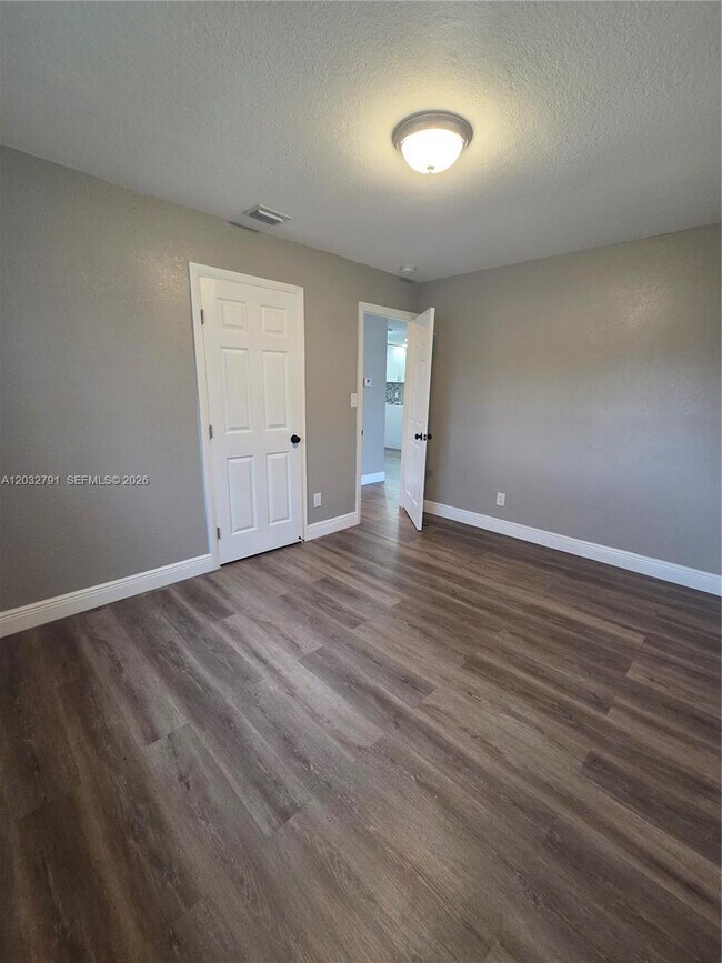 Foto del edificio - 2350 NW 12th Ct