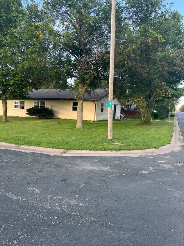 Primary Photo - 1792 6th Ave