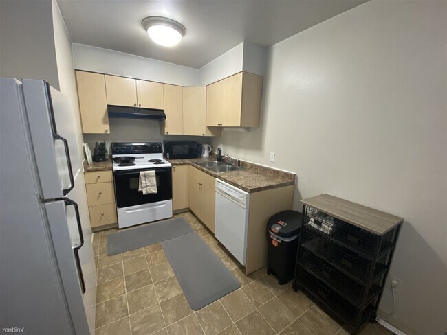 Building Photo - 1 br, 1 bath 4plex - 8520 Kluane Ave Apt 1
