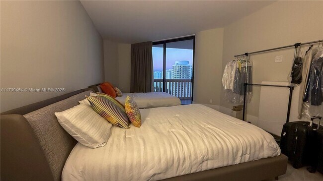 Foto del edificio - 2000 Island Blvd