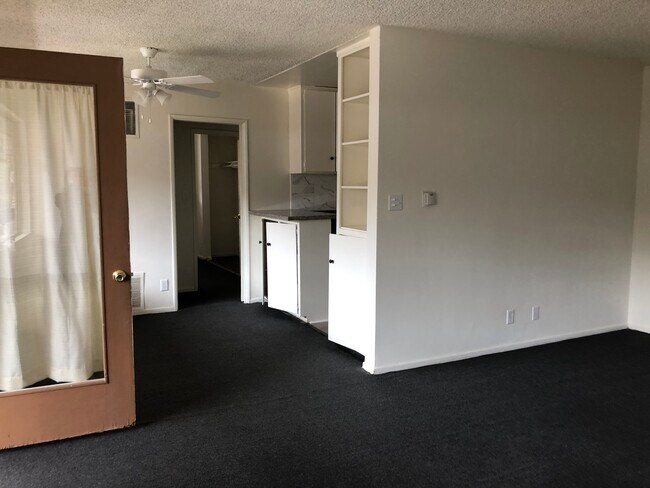 Dining room - 6661 Rhodes Ave