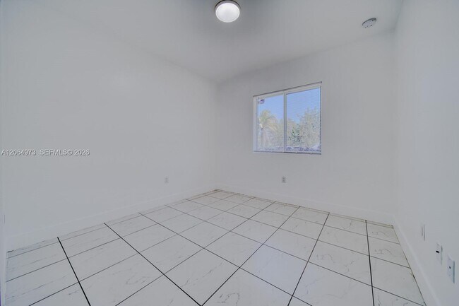 Building Photo - 14708 NE 7th Ave
