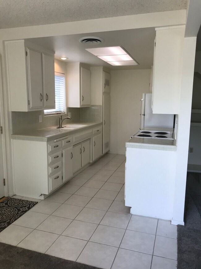 Foto del edificio - La Canada Townhome Quiet Community 2 Bedroom