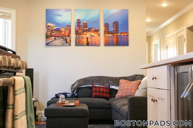 Building Photo - 118 Holland St