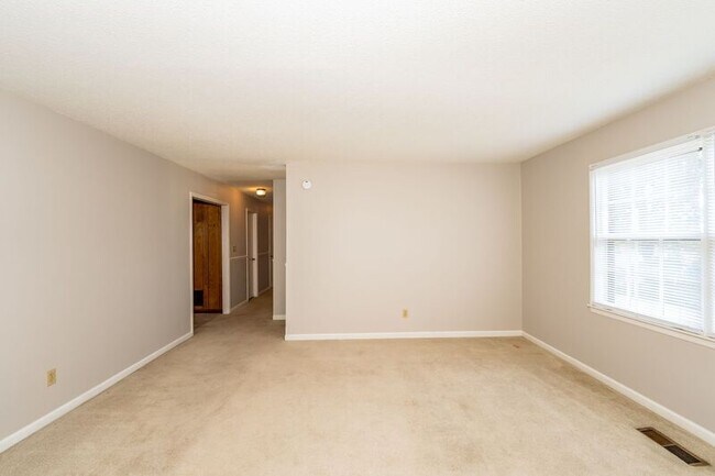 Building Photo - 811 Woodridge Rd