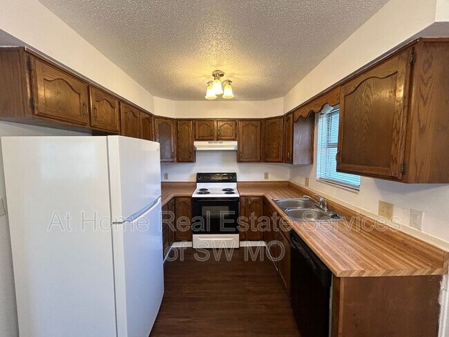 Building Photo - 929 W Edgewood