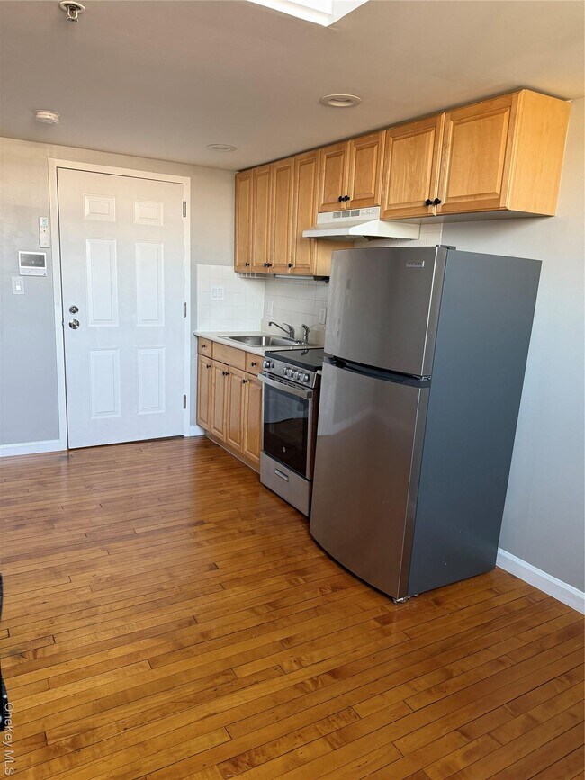 Building Photo - 94 4th Ave