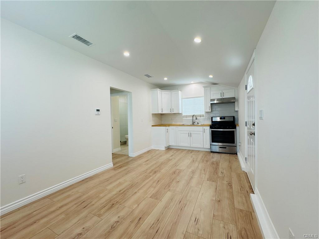 Foto del edificio - 10355 Densmore Ave