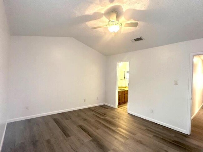Foto del edificio - 4202 Duval Rd