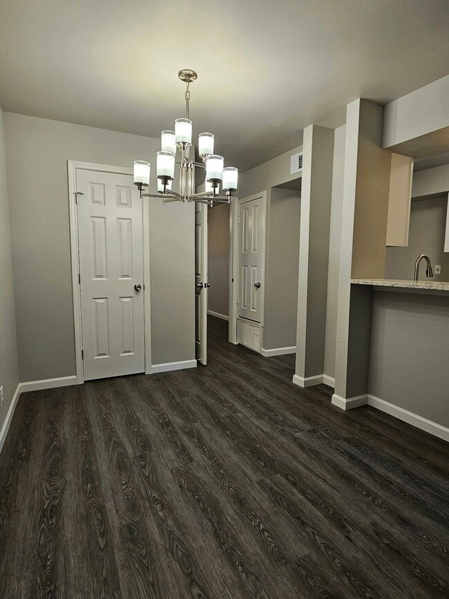 Building Photo - 2811 Woodbury Dr