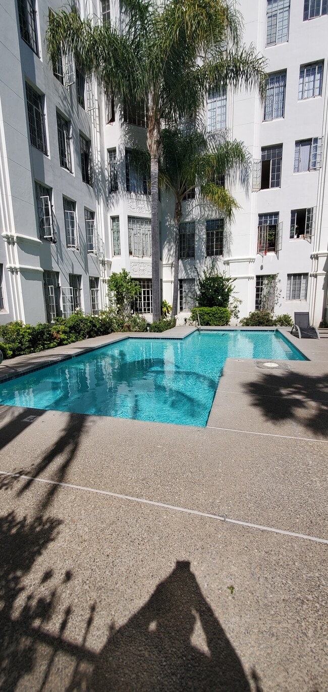 Building Photo - 840 S Serrano Ave