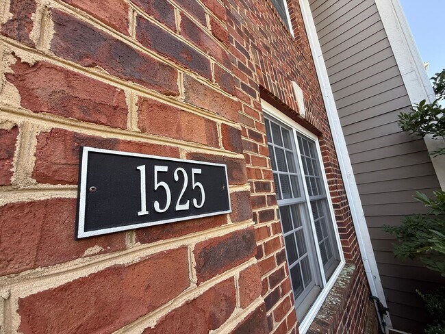 Foto del edificio - 1525 Old Trail Dr