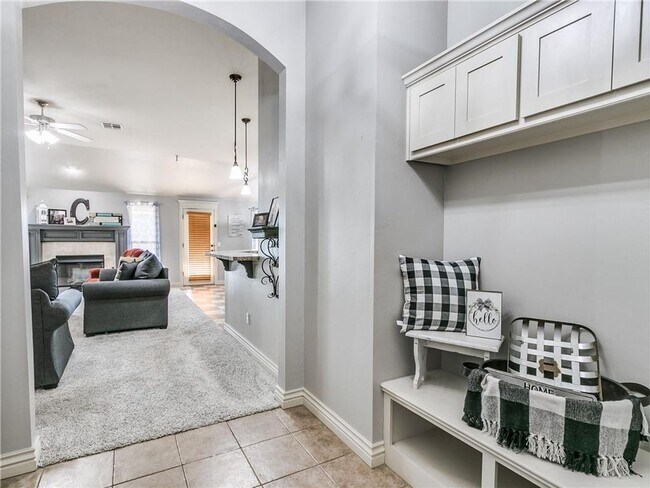 Building Photo - Charming Home in Lone Oak Village + Deer C...