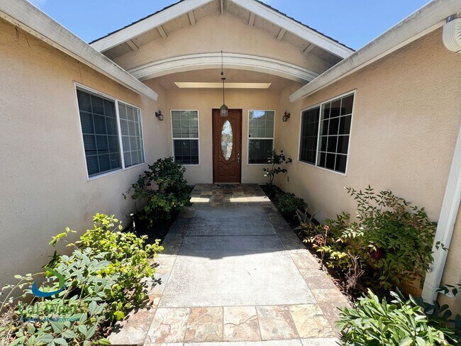 Foto del edificio - $5800 - Spacious 5 Beds 4 baths with large...