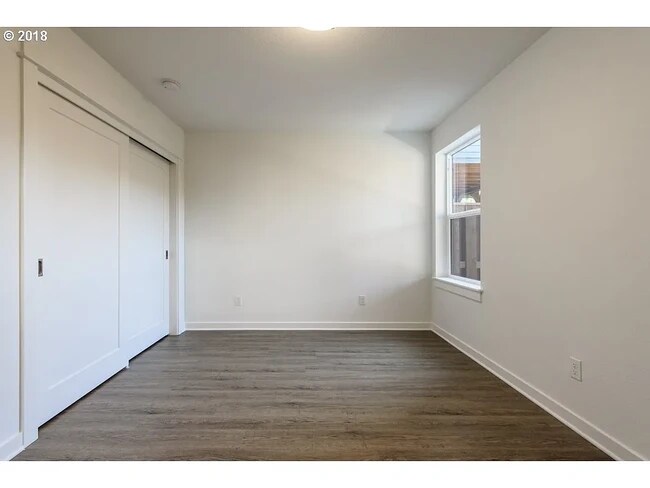 Área de cama y armario - 3931 SE 28th Pl