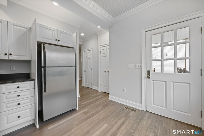 Building Photo - 10 Haviland St