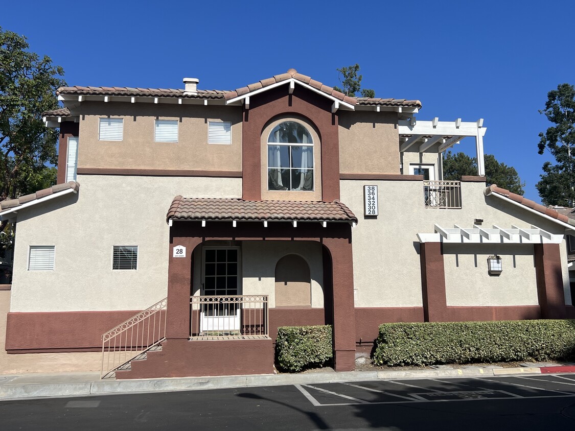 Beautiful corner unit - 28 Santa Barbara Ct