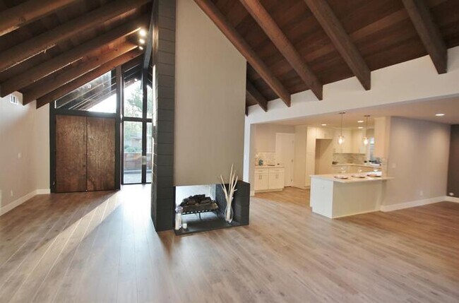 Building Photo - Elegant Mid-Century Modern Home in Fair Oa...