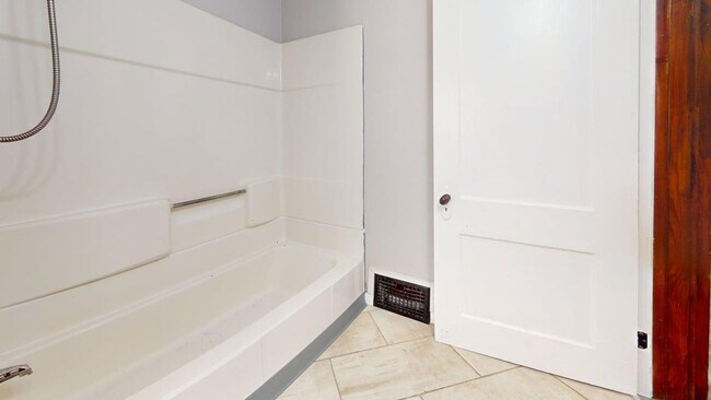 Foto del edificio - Akron 3 Bedroom Single Family Home + Garage