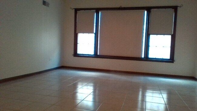 Sala de estar - 2214 N 74th Ct