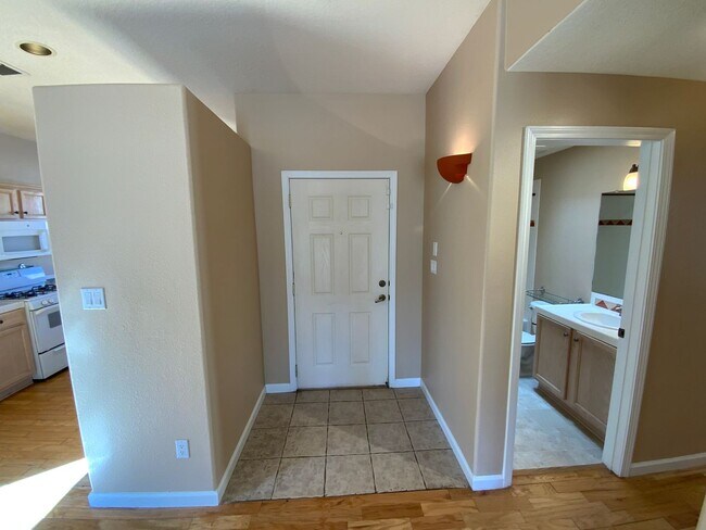 Foto del edificio - 3 Bedroom Single Story Home Available Near...
