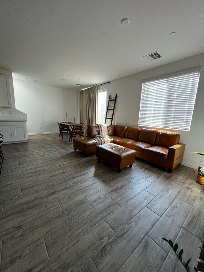 Foto del edificio - Beautiful 3-Bedroom Home in Desirable Skye Canyon * COMING SOON*