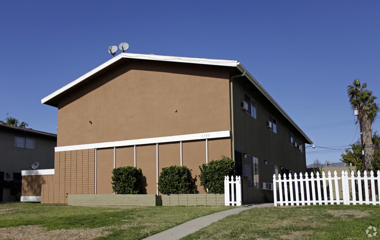 Primary Photo - 4742 Canoga St