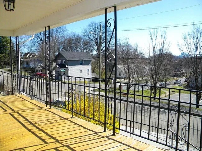 Building Photo - 1305 Moses Ave