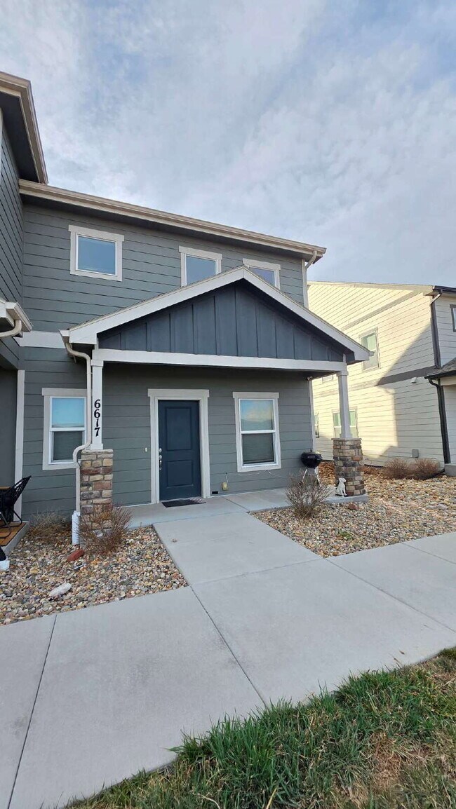 Building Photo - Lorson Ranch 5 bedroom Townhouse near military bases