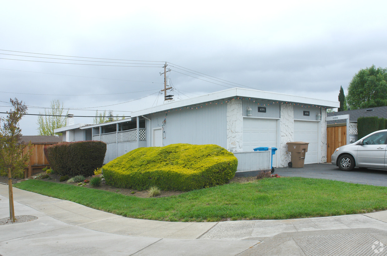 Foto principal - 6393-6395 Bollinger Rd