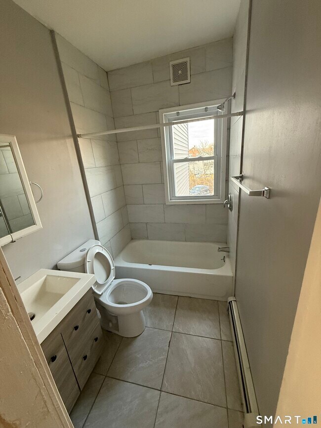 Building Photo - 65 Linsley Ave