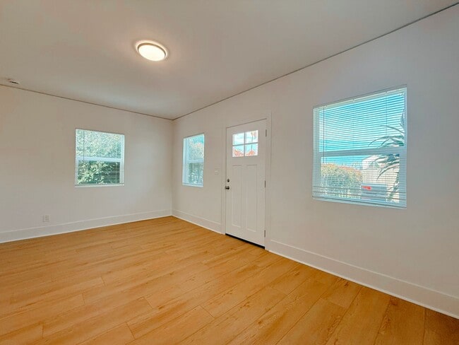 Building Photo - Welcome to Your Charming Ocean Beach 1-Bedroom – Private Yard & Parking