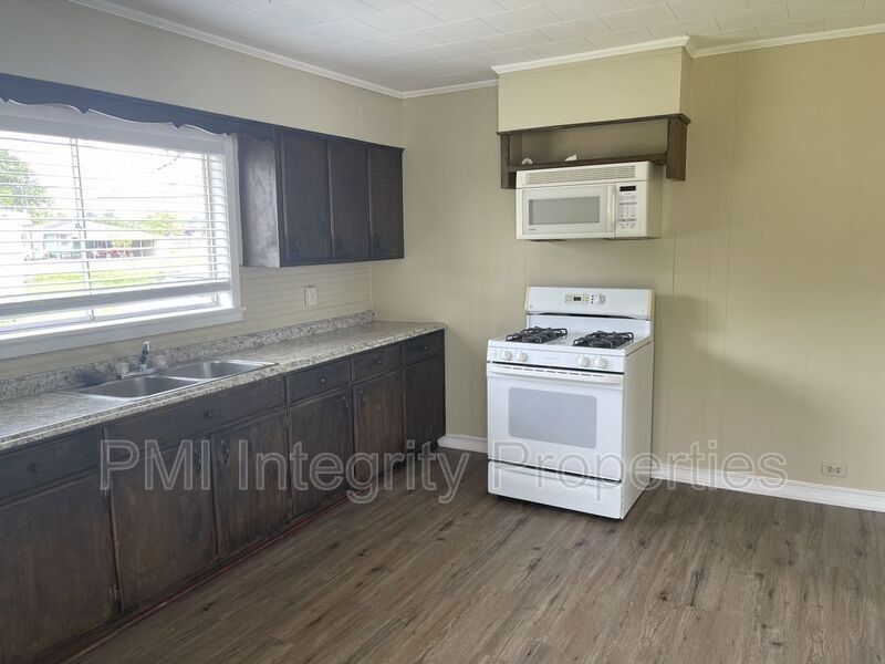 Building Photo - 1055 N Airline Ave