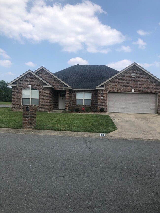 Building Photo - 70 Chateaus Ln