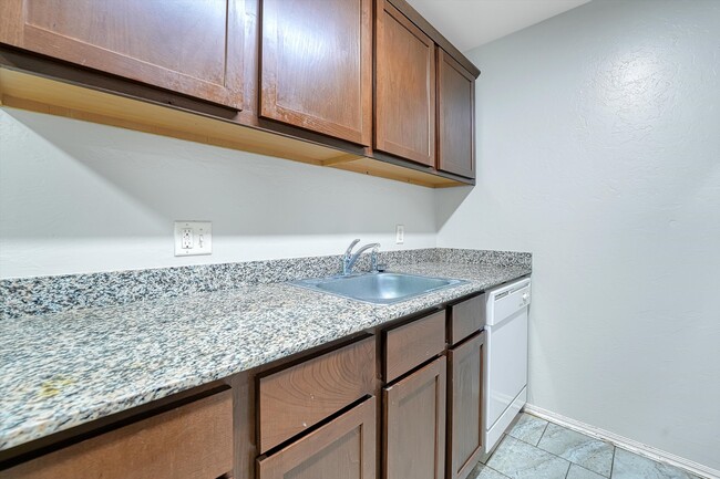 Kitchen - Apple Creek Apartments