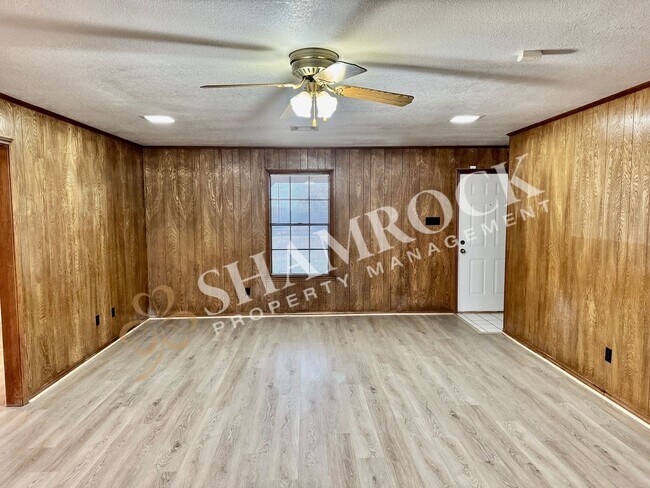 Foto del edificio - 712 N Crooked Creek Rd