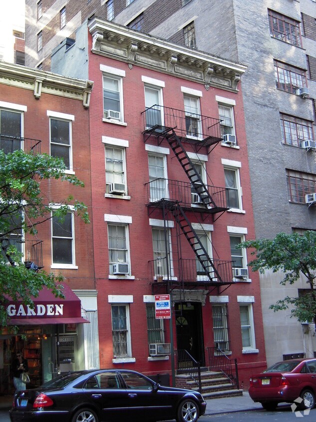 Building Photo - 305 E 44th St