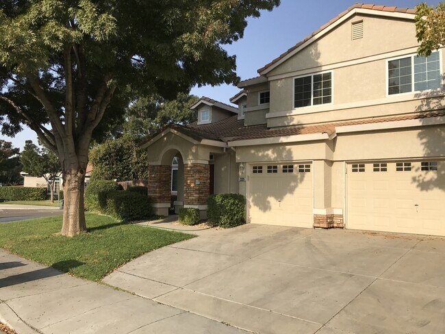 Foto del edificio - Beautiful 4 Bedroom, 2.5 Bath Master BR downstairs Tracy Home