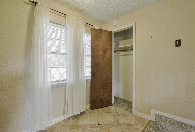 Building Photo - 13915 Roundstone Ln