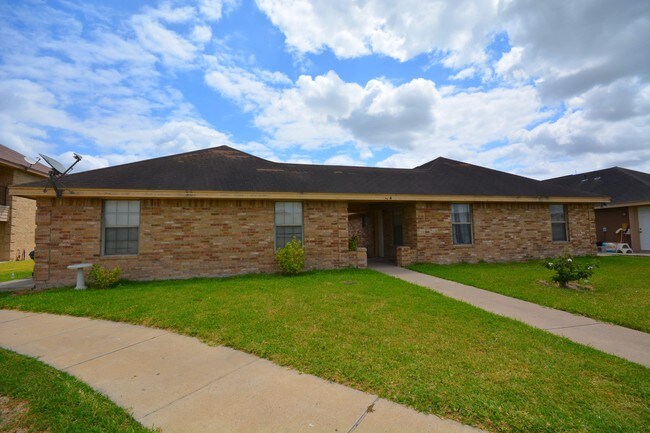 Building Photo - 2104 Paradise Dr