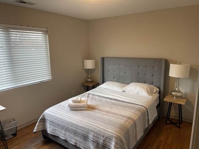 Foto del edificio - 94-96-96 McMillen Ave