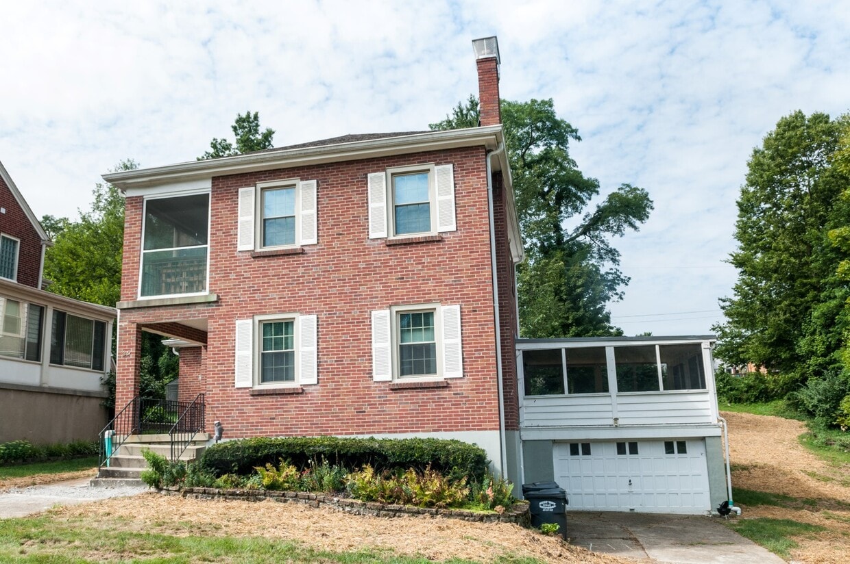 Bottom level living. Only 2 units in building. - 39 Greenbriar Ave