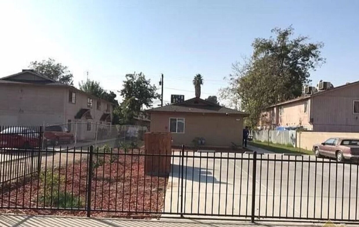 Foto principal - 703 N St
